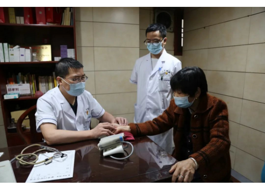 曹文新：精研數(shù)寸銀針弘仁術(shù)，擅用一雙巧手濟(jì)蒼生！